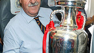 Spaniens Erfolgstrainer: Vicente del Bosque mit dem EM-Pokal © Bongarts/GettyImages