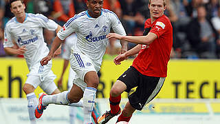 Zweikampf: Schalkes Jefferson Farfan (M.) im Duell mit Sonnenhof Großaspach © Bongarts/GettyImages