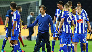 Arbeitssieg in Paderborn: Hertha BSC mit Trainer Jos Luhukay (M.) © Bongarts/GettyImages