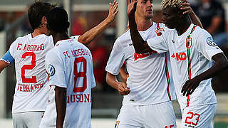 Erster Treffer für den FC Augsburg: Jubel um Torschütze Aristide Bancé (r.) © Bongarts/GettyImages