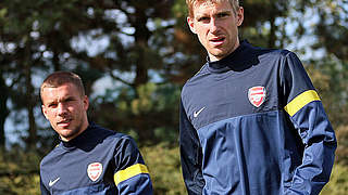 Keine Winterpause in England: Mertesacker (r.) und Podolski vor Topspiel mit Arsenal © Bongarts/GettyImages