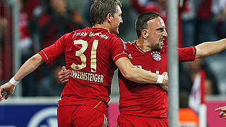 Fünftes Spiel und fünfter Sieg: Torschütze Schweinsteiger, Ribery (r.) und die Bayern © Bongarts/GettyImages