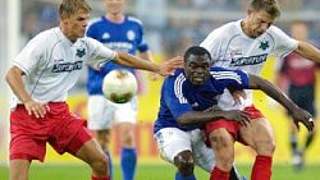 Schalkes Gerald Asamoah im Zweikampf © Bongarts