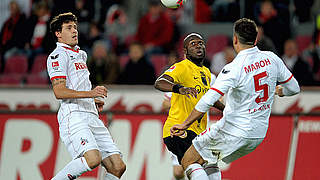 Duel in Cologne: Pote (m.) against Maroh (r.) and Strobl of 1. FC Köln © Bongarts/GettyImages