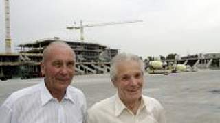 Horst Eckel (li.) und Ottmar Walter<br> auf der Baustelle Wankdorf-Stadion © Gerber