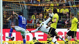 Schuss ins Glück: Ibrahim Afellay (l.) eröffnet die Schalker Festspiele in Dortmund © Bongarts/GettyImages