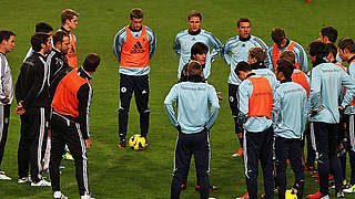 Einschwören aufs Prestigeduell: Löw mit seinem Team beim Abschlusstraining © Bongarts/GettyImages