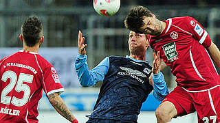 Duel in Munich: Vallori (c.) against Karl (r.) of Lautern © Bongarts/GettyImages