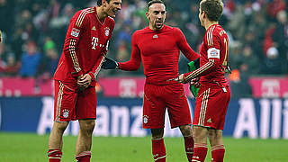 Perfektes Wochenende für die Bayern: Gomez mit Ribery und Lahm (v.l.) © Bongarts/GettyImages