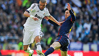 Zweikampf im Bernabeu: Madrids Pepe (l.) gegen Messi © Bongarts/GettyImages