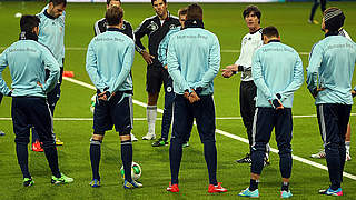 Ansprache ans Team: Bundestrainer Löw © Bongarts/GettyImages