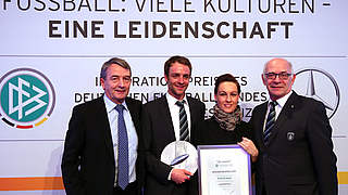 Werder bewegt - lebenslang: Niersbach (l.) vergibt den Sonderpreis an die Bremer © Bongarts/GettyImages