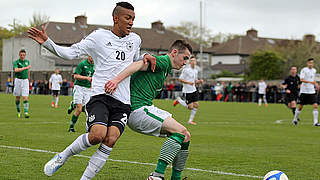 Kein Durchkommen: die U 16 um Demarveay Sheron (l.) gegen Irland © Bongarts/GettyImages