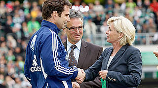 Glückwünsche an den VfL-Trainer: Helmut Sandrock (M.) und Silvia Neid © Bongarts/GettyImages
