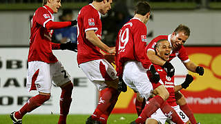 Jubel beim 1. FC Kaiserslautern: Sidney Sam (r.) trifft dreifach © dpa
