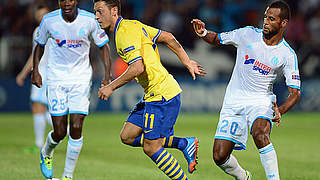 Duell im Emirates: Özil (l.) gegen Marseilles Romao © Bongarts/GettyImages