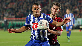 Duell in Hannover: Berlins Ben-Hatira (v.) gegen Pocognoli von 96 © Bongarts/GettyImages