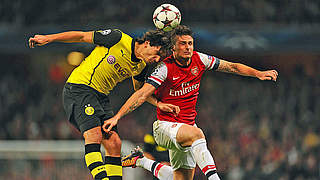 Mats Hummels’ (l., against Olivier Giroud) last outing was on 22 October in London © Bongarts/GettyImages