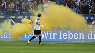 Gegen Schalke: Roman Weidenfeller versucht die Situation zu beruhigen © Bongarts/GettyImages