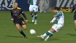 Perfekt gezielt: Bremens Ballkünstler Diego trifft aus der eigenen Hälfte ins leere Tor © DFB