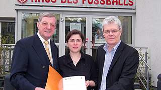 Esther Ulm (m.), Hans-Jürgen Bartsch (l.) und Jens Pohl (r.) bei der Scheck-Übergabe © Frank Schlüter