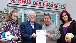 Otto Höhne und Dr. Andre Puffert bei der Scheckübergabe © Frank Schlüter