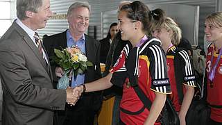 DFB-Vizepräsident Rolf Hocke gratuliert Kyra Malinowski © Bongarts/GettyImages