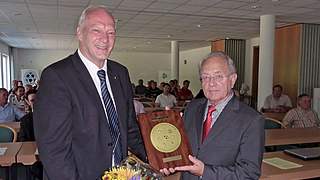 Dr. Hans-Georg Moldenhauer zeichnete Heinz Werner (r.) aus © NOFV