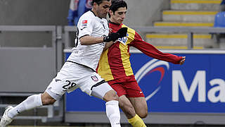 Im Duell: Frankfurts Gledson (l.) und Lars Stindl vom KSC © Harder