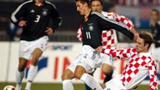 Torschütze Miroslav Klose setzt sich <br> gegen Kroatiens Robert Kovac (r.) durch © Bongarts