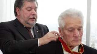 Kurt Beck verleiht Ottmar Walter <br>das Große Bundesverdienstkreuz © Bongarts