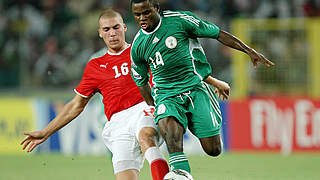 Zweikampf: Pajtim Kasami (l.) und Sani Emmanuel © Action Images / Scott Heavey Livepic