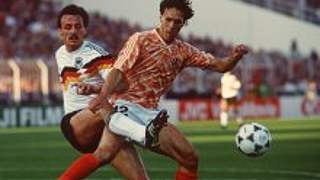 Zweikampf zwischen Jürgen Kohler und <br> Marco van Basten bei der EM 1988 © Bongarts