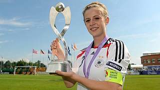 Präsentiert den EM-Pokal: Spielführerin Johanna Elsig © Sportsfile
