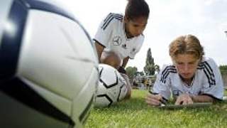 Navina Omilade (l.) und Petra Wimbersky<br>entspannen nach dem Training © Bongarts