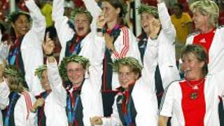 Die DFB-Auswahl feiert<br>den Gewinn der Bronzemedaille © Bongarts