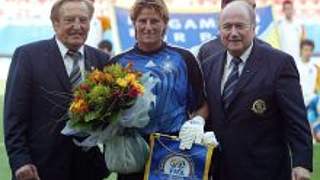 Gerhard Mayer-Vorfelder (l.)<br>und Joseph Blatter (r.) gratulierten © Bongarts