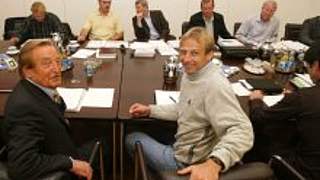 Jürgen Klinsmann (re.) und DFB-Präsident<br>Gerhard Mayer-Vorfelder © Bongarts