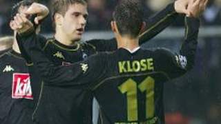 Miroslav Klose (r.) gratuliert dem zweifachen <br>Torschützen Ivan Klasnic © Bongarts