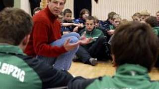 Jürgen Klinsmann bei seinem Besuch<br>im Sportgymnasium Leipzig © Bongarts