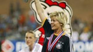 DFB-Trainerin Silvia Neid <br> mit dem WM-Pokal © Bongarts