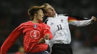 Miroslav Klose im Kopfballduell © Bongarts