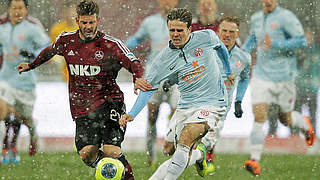 Zweikampf im Nürnberger Schneetreiben: Plattenhardt (l.) gegen Müller von Mainz © Bongarts/GettyImages