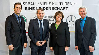 Jury-Gruppenbild mit Dame: (v.l.) Bierhoff, Niersbach, Schwarzenbart und Gehlenborg © Bongarts/GettyImages