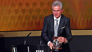 Welttrainer 2013: Heynckes mit "Ballon d'Or" © Bongarts/GettyImages