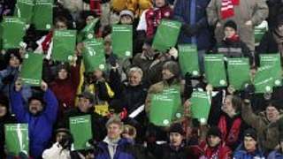 Fans in Freiburg mit den grünen Karten © DFB