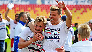 Endlich 2. Liga: Heidenheims Marcel Titsch-Rivero (l.) und Florian Niederlechner jubeln © Bongarts/GettyImages