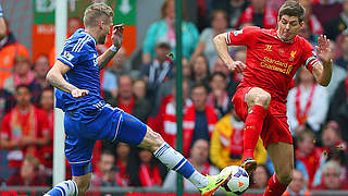 Zweikampf an der Anfield Road: Chelseas Schürrle (l.) gegen Gerrard von Liverpool © Bongarts/GettyImages