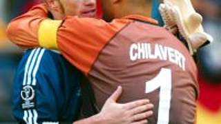 Die beiden Keeper Oliver Kahn<br>und Jose-Luis Chilavert © Bongarts