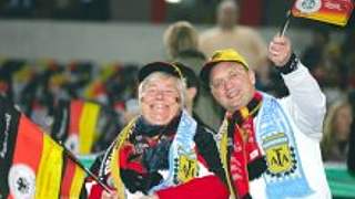 Die deutschen Fans freuen sich auf<br>den FIFA Confederations Cup 2005 © Bongarts